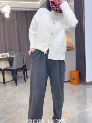 小孕妇们,秋季必备又软又垂的糯米裤来啦!软糯舒适透气,上身真的太舒服了,阔腿的版型不挑身型,遮肚显瘦,真的很百搭,没有托腹布,生完还能接着穿#孕期穿搭 #怀孕衣服#一眼就爱上的神裤#孕妇裤 #孕妇穿搭