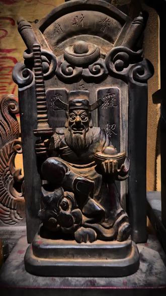 三清铃振,通真达灵;玄坛赵帅,招财纳福;老君乾坤圈,定乾坤、镇邪祟;天师师刀,斩妖除秽、护道安身;梅山五郎,翻坛打庙、护佑一方;钟馗枣木,驱邪纳吉、正气随身;关圣法扇,忠义镇宅、武财临门。诸器齐聚,道炁长存,镇宅护院、纳福招财、祛邪保安,万事顺遂,福运绵长#道教法器 #道家文化