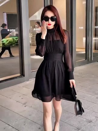 收腰小黑裙女#新款连衣裙#时尚潮流穿#黑色高级感穿搭#同款连衣裙分享推荐👇🏻