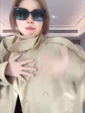 2025春秋爆款!卡其色立领短风衣,韩系小个子的气质之选 #女款风衣 #春秋风衣 #韩系女外套 #春秋风衣款 #韩系女风衣