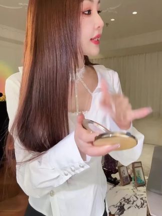 姐妹们都去穿这件衬衫两件套!蕾丝花边手工钉珠收腰绑带设计,上身秒变温柔气质女神,无论是日常约会还是通勤上班都能轻松驾驭。这么好看的套装,你还在犹豫什么?赶紧下单吧!#穿搭分享 #女装