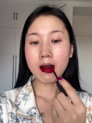 #卡梅拉4号色 抹上它的那一刻!惊艳到了!这气场被拿捏住了!#口红试色 #美出高级感 #平价彩妆 #显白