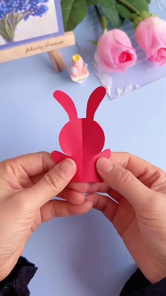 兔年快到了,教你用一张纸剪4只手拉手的可爱小兔子,快来试试吧!#新年手工 #折纸 #剪窗花 #剪纸#新年剪纸