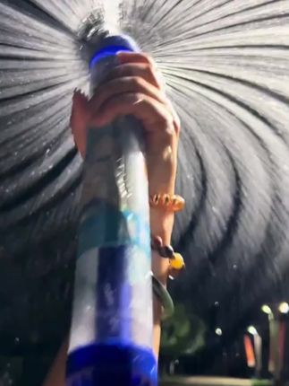 一瓶水的快乐烟花水枪情侣路灯下拍照纪念水烟花氛围浪漫道具#水枪 #水枪大战 #最美城市夜景 #夏天到了 #小玩具
