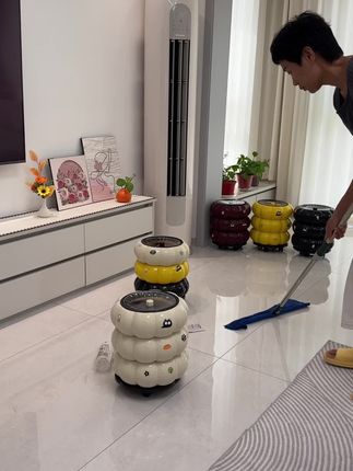 前几次我网购的这个南瓜垃圾桶,都被我那几个富婆闺蜜来我家顺走了,这次我一下入手了5个南瓜卡通造型垃圾桶,我把客餐厅和卧室都安排上,选了五个不同的颜色,它不仅是垃圾桶,也能当摆件,上面带有按压式盖子,下面带有小轮子,内外双桶,垃圾袋不外露,这夏天垃圾桶里面的小飞虫和气味都跑不出来了,我拖地扫地也不用去把垃圾桶端开端去了,PP材质,约10L一12L的容量,摆放客餐厅或者卧室都好看,主要是以前价位也高,这次划算我才舍得入手五个,快快点击视频左下角看看吧#垃圾桶 #南瓜垃圾桶 #高颜值垃圾桶 #轻奢垃圾桶 #垃圾篓
