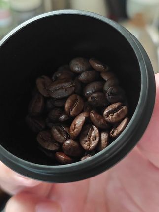早八人很适合用拿铁来当早餐 醇厚香甜就用 友小咖的经典拼配咖啡豆 中深烘焙云南和巴西的拼配 风味表现是 黑糖 奶昔 热可可 醇香无酸油脂王 早起喝一杯 扛饿又提神 早八状态直接拉满 一整个爱上