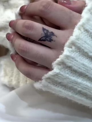 真的好精致! 真的好精致!想纹身怕痛又怕后悔的小姐妹们!快去试试这个手指纹身贴哦!谁要是错过这个手指蝴蝶真的好伤心好嘛!#蝴蝶 #防水防汗纹身贴 #是时候安排一下了 #草本纹身贴 #好物分享 @DOU+上热门