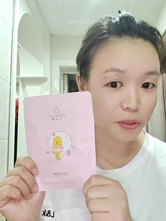 干燥天想维持好皮肤,敷面膜是实用办法。我一直在用小迷糊多效面膜,性价比挺高,一盒有七十七片。每片面膜的精华液含量足够,敷完后皮肤能感觉到水润,整体使用体验不错。这款我已经用了两年多,目前价格比较合适,推荐有需要的朋友可以考虑入手。#好皮肤养出来 #自用好物推荐 #我的护肤日常 #每天坚持护肤真的很重要 #面膜推荐