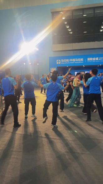 我爱兰州 兰马氛围果然名不虚传,市集还请来了鸡排哥活跃气氛,看得出来很用心了,热情的兰州人民更是让人感动,42公里的赛道边上站满了人,下着大雨还在场外为大家加油,志愿者也在无时无刻给大家打气,每隔五公里就会有补给站,而且最后面的补给站物资充足,不会让我们后面的跑者喝不到水,赛后居然把拉面师傅请来现场给我们做牛肉面(如果有人维持秩序就更好了,很多插队的,还对拉面师傅吼),做拉伸的志愿者很多,都不用怎么排队;PB大屏滚动播放PB名单,还有工作人员为大家拍照,简直是仪式感满满,很幸运中签,这是我参加过体验感最棒的一次马拉松了。等pb墙做好麻烦兰州市民帮我去拍一张我的名字🤭🤭🤭#2026兰州马拉松 #兰州国际马拉松赛 #兰州马拉松现场