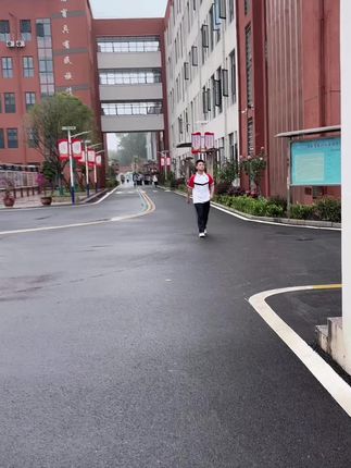 他属鼠,我属牛,我们是母子,但我们更像是相处十几年的老闺蜜,我们相互性格特别和的来,他从小在兵爸不在家的日子里他总能体贴我的不易,在叛逆的年纪不叛逆,高中压力大每次放假回家跟我聊聊天他说就轻松很多,他体谅我做妈妈不容易,我理解他学习的辛苦,我永远做他坚强的后盾,让他感受到母爱的温暖可以放心的活成阳光少年奔向他向往的未来…