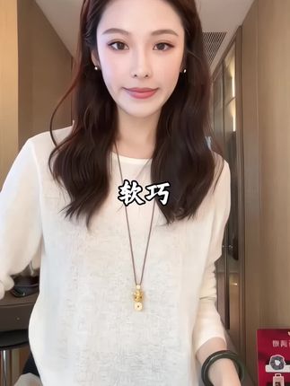 软巧内搭这个内搭是含了绵羊毛加上桑蚕丝,面料超级柔软像没穿衣服一样,柔软亲肤休闲中带了女人味,配风衣配外套配棉服搭配大衣都好好看,有弹力胖瘦都能穿,针织内搭外穿都给舒服#高级感穿搭 #内搭外穿都好看 #显高显瘦穿搭 #精致女人必备 #秋装新品 针织衫