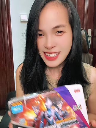 家有男孩的这个暑假准备一套奥特曼卡片就够了,让他在家实现抽卡自由。#奥特曼卡片 #拆卡日常欧气爆棚