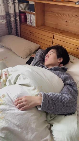 这是明制汉服不是韩服 #氛围感 #安阳汉服妆造 #洹水殷韵 #明制 #老祖宗的审美从没输过
首服为明制网巾、大帽
(网巾一般不单独使用,主要搭配帽子起束发作用)
服装为明制白色道袍、鎏金暗红比甲、宫绦、黑色裘衣