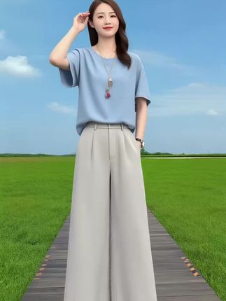 小个子女生的夏日救星来啦!2025 年新款文艺套装,简直是为你量身定制的显高秘籍。 上衣小翻领精致又干练,微微收口的灯笼袖复古感满满,宽松版型藏肉又舒适,自然遮盖腹部赘肉,穿上秒变慵懒文艺范。搭配的高腰阔腿裤,堪称显高显瘦界的“天花板”。高腰设计瞬间提升腰线,营造大长腿既视感 ,阔腿裤型包容各种腿型,无论是X型腿、O型腿,通通能被完美修饰,走路带风,尽显大气洒脱。 面料柔软亲肤,透气性超赞,让你在炎炎夏日也能告别闷热,保持清爽。经典黑白配,简约大气永不过时;清新莫兰迪色系,温柔雅致凸显气质。不管是日常通勤、闺蜜聚会,还是休闲出游,穿上它,轻松展现文艺风情,你就是人群中的焦点! #2025夏季新款 #文艺套装女 #阔腿裤两件套 #减龄时尚 #小个子显高