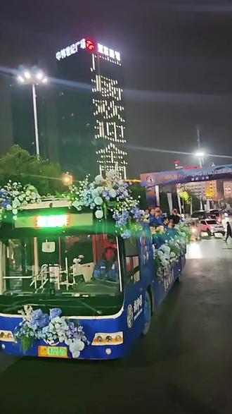 江苏霸总打卡永州体育场“挂票”名场面!寒冬里寻40年前办企业的“永冲锋”精神,从足球热血到实干初心,苏永同心,这波双向奔赴太燃!#永冲锋 #苏商永州行