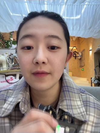 万事万物,存在即合理,肯定是有存在的意义,无论好坏。
电击项圈,真的是一种虐待行为吗?有的小狗真的就是非常爱叫,有点声音就叫个不停,呵斥,甚至挨揍,依然汪汪汪。
我曾有一个客户,他家两只小泰迪,就是因为爱叫,邻居N次报J,N次上门,最终无奈两只都送人了。我曾劝过他,我说你可以试试这个项圈,他先说自己也买了不好用,又说不敢开怕狗疼。那么最后,狗被送人了。对比之下,我难以评判对错。#宠物 #毛孩子 #沈阳宠物店 #沈阳