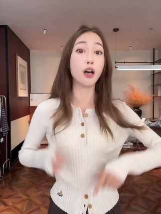 「土星韵味」针织衫藏着复古巧思! 胸前土星刺绣精致吸睛,修身版型勾勒曲线,软糯面料亲肤保暖,单穿叠搭都显高级感。 #土星刺绣修身针织衫  #复古韵味百搭上衣  #秋日显瘦软糯内搭 #时髦精 #今天穿什么