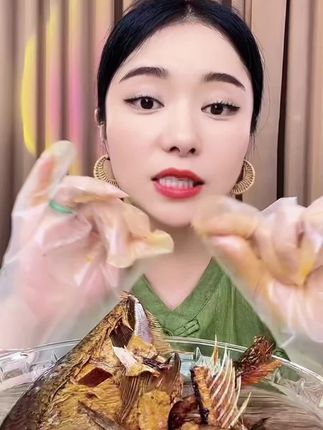 苗家阿美推荐湖南酱板鱼,香辣和爆辣两种口味 #糯叽叽的美食 #嘎嘎好吃 #好吃极了 #好吃了 @DOU+小助手 @抖音小助手 @抖音创作小助手