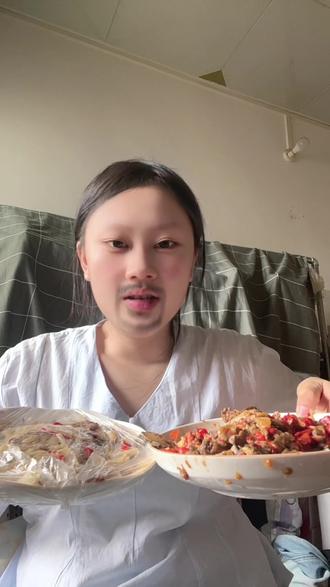 告诉我,两个人吃饭怎么能吃下两三个菜的。是我们两个不会吃吗?还是我做的太难吃了。真是搞不懂一个160多斤一个110斤,大米饭一顿两个人吃掉1斤大米。还是说我们太会吃大米饭了?#日常真实饮食分享 #真实事件 #真人真实经历分享 #唠嗑