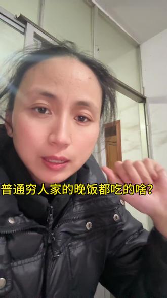 今天晚饭老妈扎了两盆藕饼,然后呢,用白菜下了面条吃。#记录真实生活 #日常唠嗑