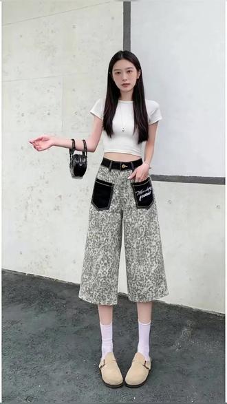 夏季复古豹纹牛仔七分裤!宽松拼接超吸睛~ 夏季新款宽松版型,复古豹纹贴布口袋设计,休闲又时髦,日常出街好搭配~ #夏日怎么少得了美式休闲感穿搭 #牛仔裤 #ootd穿搭 #七分裤 #短裤