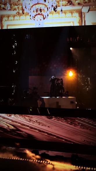 就驾驭着昂贵的木马~驾驭着昂贵的木马~
(回看视频发现夏雨帽子掉了😂)#薛之谦万兽之王演唱会