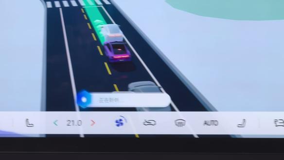 来试驾深蓝L06了 发现一个小彩蛋,把前车变乌龟车,拿水果炸他!哈哈哈哈#深蓝L06 #深蓝sl03