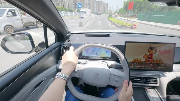 宋 Ultra EV 顶配试驾高配配置日常能用得上吗? 试驾宋 Ultra EV 顶配 710 卓越版,聊聊真实上路感受。底盘搭载云辇 - C 智能阻尼系统,路面细碎震动过滤彻底,过弯侧倾控制优秀,舒适和操控兼顾到位。电门调校偏向家用取向,输出顺滑柔和,车内乘客不易晕车。超长 CLTC 续航搭配极速闪充,短途通勤一周一充,跨城出行短暂休整就能满血出发。轴距带来宽裕后排空间,座椅舒适度、内饰用料都对得起顶配定位,高阶智驾辅助极大降低拥堵路段驾驶压力。整体来看,顶配配置对于经常全家出行、跑高速的用户实用性很强,单纯市区代步,低配版本也完全够用,购车可以结合自身需求选择配置。#宋ultra #比亚迪宋 #开车第一视角 #试驾体验 #大尉驾道