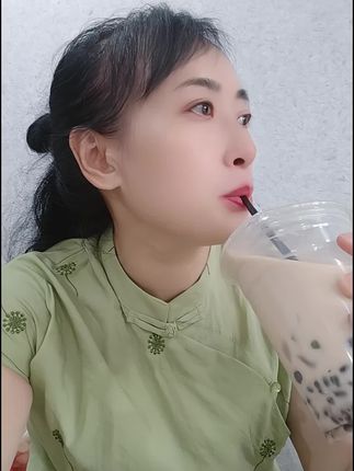 秋风起,奶茶甜。不用羡慕别人,我的秋天第一杯,是自己给的浪漫~#一杯奶茶的快乐 #奶茶 #美食 #秋天的第一杯奶茶 #一起喝奶茶 ①茶叶用水提前稍微泡洗一下②中小火架锅,放入茶叶和白糖,炒到焦糖色冒泡,倒入滚烫的开水,再加入纯牛奶,一袋炼乳,搅拌煮开,过滤掉茶叶渣,配上自己喜欢的小料即可(芋圆、糖纳豆、西米、烧仙草……)