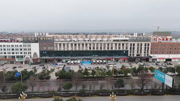 15块钱就能坐到曲靖,30分钟一班,相当便捷了