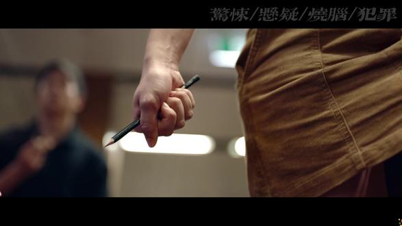 即使赢了这场考试,如果输了人生,依然是个彻头彻尾的失败者。 #电影解说 #因为一个片段看了整部剧 #一口气看完系列 #惊悚悬疑 #犯罪悬疑
《天才枪手》是纳塔吾·彭皮里亚执导的泰国剧情/悬疑/犯罪片,由茱蒂蒙·琼查容苏因、查侬·散顶腾古主演,2017年上映,豆瓣评分8.4分。影片改编自2014年轰动亚洲的考场作弊案,以高智商作弊为核心剧情,用紧张刺激的叙事节奏,深刻批判教育资源不公与阶层分化问题。
出身平凡的天才少女琳进入贵族学校后,为帮富二代同学Grace和Pat通过考试,开始利用高智商设计作弊方案并从中牟利。过程中,她的作弊行为被另一位天才学霸班克发现。班克原本坚守诚信拒绝同流合污,但在现实压力与金钱诱惑下,最终加入琳的作弊团队。