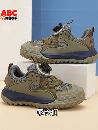 家长们,春秋两季孩子到底该穿什么样的鞋子呢,这是一款专为儿童设计的童鞋轻便运动鞋,它采用网面透气材质,让孩子在春秋两季都能感受到舒适的温度,运动款的鞋底,耐磨防滑,旋转纽扣包头设计,更加的舒适安全,纽扣包头,让孩子的小脚丫自由呼吸,快给您的宝贝来一双吧