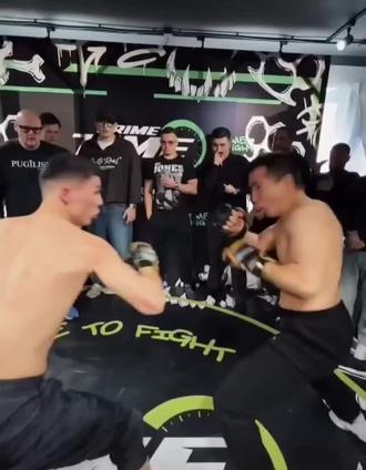 战斗民族的硬刚战斗,拳拳到肉,哈萨克族拳击! 既分高下 也决生死!#小北格斗 #哈萨克拳击 #硬汉天堂 02月17日