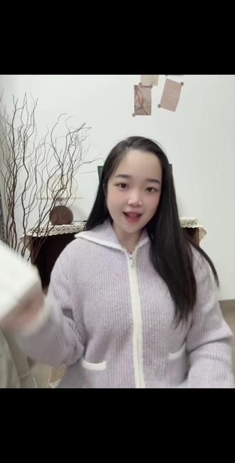 姐妹们,这套纪小希小分子肌活水乳套装我一定要推荐给你们!它真的是太好用了,补水保湿效果特别明显,用完以后皮肤水润又光滑,非常适合秋冬季节干燥的时候用。#好用不贵 #日常护肤分享 #护肤推荐 #纪小希 #双十二