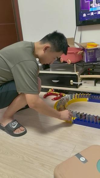 三年只见了十次面,小宝为什么这么黏爸爸?
血缘的魔力让常年未见的父子间也从未有过隔阂与生疏,爸爸藏在细节里的满满爱意,让小宝愈发依恋、喜爱着这份独属于他的温暖陪伴。#父子 #陪伴是最大的幸福 #每一个幸福瞬间都值得被记录 #亲子 #血缘亲情