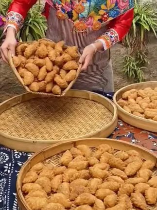 金黄可口的油角酥又叫口酥,传统的古早味,又香又酥又脆,您喜欢吃吗 #闽南特产 #酥饺 #口酥 #老人小孩都爱吃 #油角酥