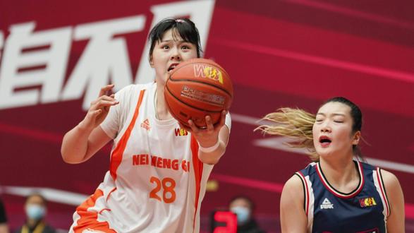 李月汝解锁三分技能:放弃国内联赛专注海外淬炼,世预赛值得期待 李月汝 2023 弃 WCBA 深耕海外,征战多联赛解锁新技能,确定归队战女篮世预赛。女篮高塔闯 WNBA 土超 3V3 联赛,锤炼技术 + 解锁三分,回归助国家队冲世预赛门票。李月汝官宣退出新赛季 WCBA,双线作战谋职业新篇,3 月归队搭档韩旭组双塔。留洋三年转战三大海外赛场,李月汝升级内线杀招,世预赛强势回归剑指世界杯。#李月汝 #中国女篮 #女篮姑娘太棒了 #WCBA #李月汝wnba首秀