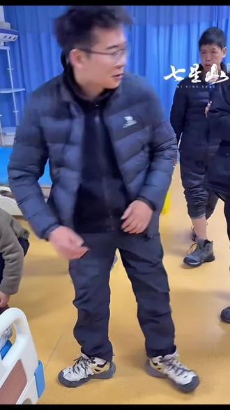 #荒野求生决赛 #寒潮来袭 #老六荒野 寒潮来袭决赛第十八天昨天下午六点多提前结束了比赛,八位选手都下山了,大家都是冠军了,比赛两个月每人收获10万以上,挺好,今天早晨都在医院体检,状态都很好,荒野求生大结局了哦