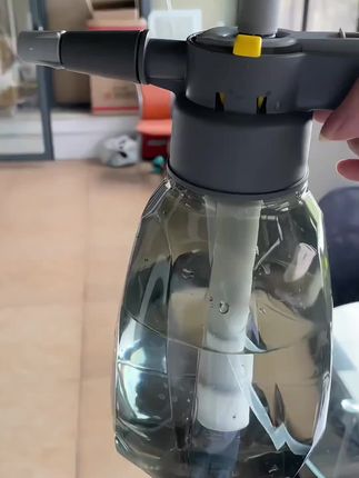 气压喷水壶:轻松浇灌,均匀呵护每一株绿意 一按即喷,省力省心!气压式喷水壶,只需手动打气加压,即可获得持续稳定、细腻均匀的水雾或水柱。大容量设计,减少频繁加水烦恼。**雾化柔和,不伤嫩叶;水柱强劲,直达根部。** 人体工学握把,操作舒适省力,是您阳台、窗台花草与室内绿植的贴心浇水助手!#强烈推荐 #喷水壶 #喷水壶浇花神器 #园艺工具 #气压式浇花喷壶