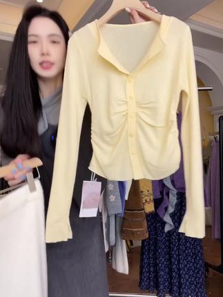 #甜美穿搭 #穿出女人味 #穿搭技巧 韩系黄色修身v领针织开衫女春秋独特漂亮内搭打底衫收腰短款上衣