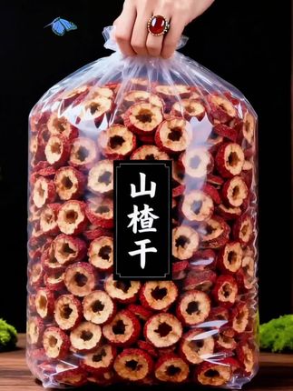 这山楂干太实在!买半斤直接送半斤,泡水巨解腻 别再买碎渣多的山楂干了!咱这罐全是挑的大颗鲜山楂,去核切片后自然脱水的,不额外加乱七八糟的东西,颜色就是果子本身的红润劲儿。 早上泡一杯,酸甜味儿一下就出来了,配着早餐喝特爽口;晚上吃多了油腻的,来上一杯也舒服。一罐看着不大,实际买半斤送半斤,到手整整一斤,放办公室、家里都方便,喝好久都够。 不是那种薄得一泡就烂的次品,每片厚度都均匀,泡开后还能闻到果子的清香。这价格能买到这么实在的山楂干,真的可以试试! #山楂干泡水 #办公室必备饮品 #解腻小能手 #无添加零食 #好吃不贵的零食