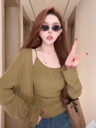 姐妹们都去穿这套早秋慵懒感穿搭,上身真的太舒服了!长袖针织开衫搭配吊带两件套,简约又不失设计感,宽松版型遮肉显瘦,轻松拿捏,慵懒氛围感,#慵懒风穿搭