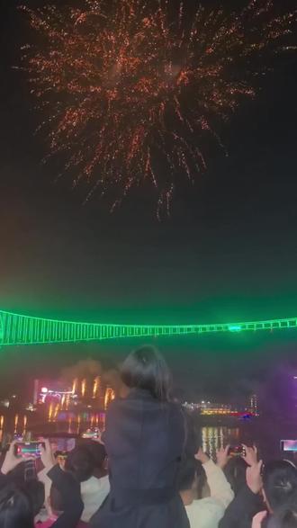 2026 我在东莞常平隐贤山庄跨年 全东莞唯一能享受喷泉无人机烟花灯光秀表演的还得是隐贤山庄了。香港烟花取消澳门通行证无法续签,在莞跨年赏烟花无人机就选常平隐贤山庄啦!
#2026跨年烟花 #跨年烟花倒数 #大湾区跨年歌会 #东莞常平隐贤山庄 #无人机灯光秀