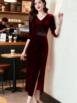 小莲好物 一眼就爱上这款婚宴妈妈礼服,新款金丝绒连衣裙,钉珠点缀添精致,走冬间光泽温润,尽显端庄。经典剪裁合身得体,婚宴穿优雅出众,平时家庭聚会、朋友小聚也能穿。实穿性强,面料舒适,时尚与自在兼具,让优雅常伴左右,轻松驾驭多场景。#好物分享