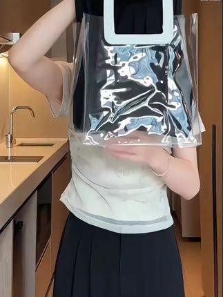 姐妹们快来看看这条超适合春夏穿的窄版西装裤,它是这种垂感很好的西装料子,而且还是高腰的设计,穿上后显得腿又细又长,特别好看!并且它的版型很宽松,是完全不会贴腿的那种,像我这种腿粗的女生也能放心穿。如果你也喜欢这种简约又百搭的穿搭的话,那就赶紧入手吧#直筒裤 #阔腿裤 #显高显瘦显腿长 #显瘦穿搭 #休闲裤