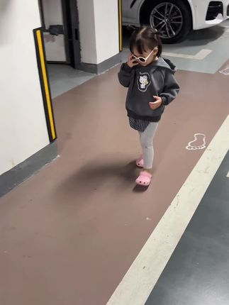 做不被定义的女孩!又不是一酷就甜不了 女孩子不是只有公主裙 还是可以酷酷的 也可以逗比的,搞笑的,话痨的 不想把你定义成什么孩子 每个阶段我都希望 希望你可以成为自己想成为的样子 #我的女孩 #萌娃穿搭 #生女儿就是用来打扮的 #高品质童装