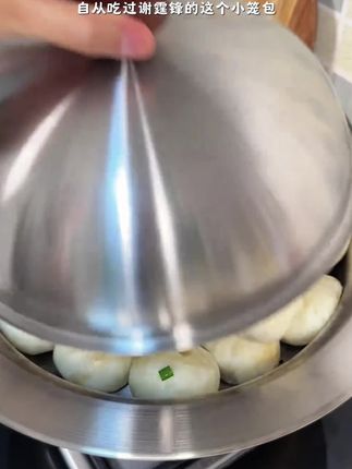自从我家吃过谢霆锋的黑猪肉小笼包,就再也没在外面吃过包子了!鲜美多汁,蓬松暄软,真的太鲜太好吃了,妈妈又放心!#锋味派小笼包 #锋味派你的星级私厨 #早餐吃什么 #小笼包