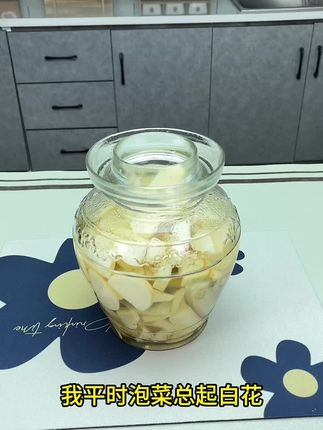 玻璃泡菜坛子,水密封的空气只出不进,密封效果很好,大口径设计取用方便。无铅玻璃材质使用健康安全。#泡菜坛子 #腌菜坛子 #玻璃坛子 #玻璃泡菜坛子