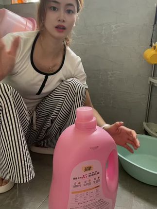洗衣液好不好用,这个视频一镜到底的,好用的东西我会反复的推荐给大家,也希望大家多多的支持,这款洗衣液真的怎么洗都不带心疼,而且据划算。 #居家好物 #污渍轻松去除