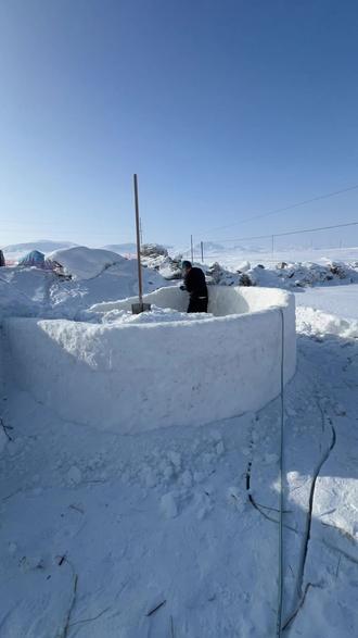 你们说我这雪屋是租的,今天我就来真实一下我自己,顺便让你们看看我是怎么一个人用纯雪建房子的#雪屋建造 #户外露营